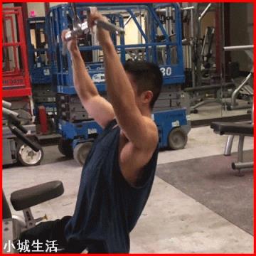 练了几年引体向上，背上部分变宽了，但后腰部看着总感觉很薄弱，怎么使其结实呢？