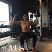 三角肌显得很小，想强化三角肌该怎么练？