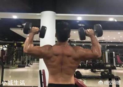 三角肌显得很小，想强化三角肌该怎么练？
