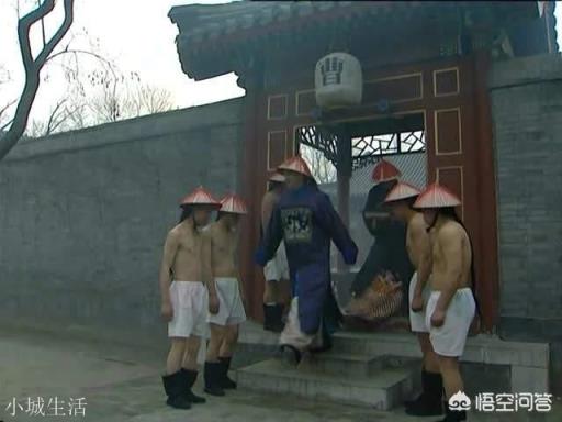 《雍正王朝》雍正恩科发生舞弊案,李绂求助李卫,李卫为何当着李绂的面掏耳屎?