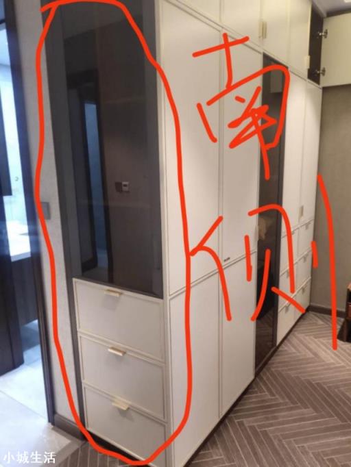 这个户型,主卧怎么装才能不让卫生间门对着床头?难道也要把卫生间装到衣柜里面么?