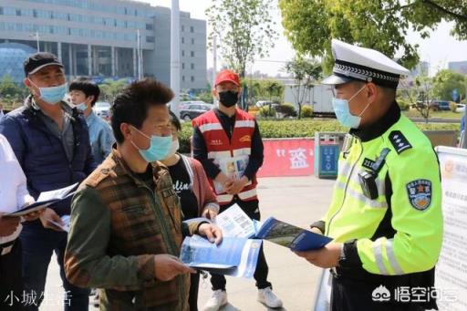 电动车带头盔OK，可停车后怎么保管？挂车上怕偷，拿在手里麻烦？
