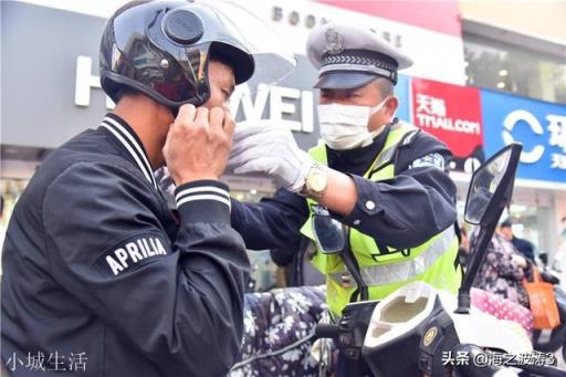 电动车带头盔OK，可停车后怎么保管？挂车上怕偷，拿在手里麻烦？
