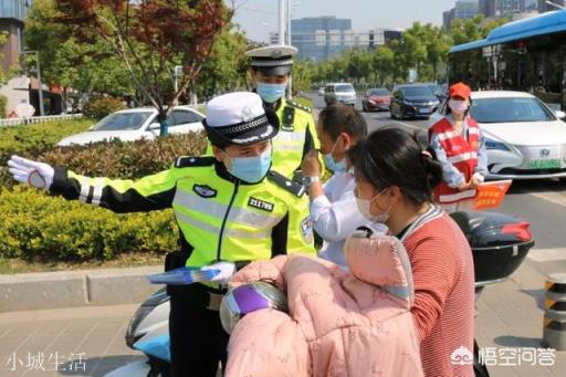 电动车带头盔OK，可停车后怎么保管？挂车上怕偷，拿在手里麻烦？