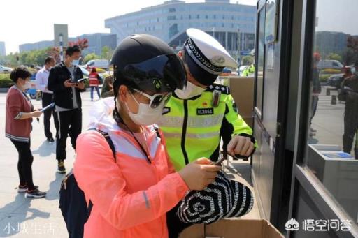 电动车带头盔OK，可停车后怎么保管？挂车上怕偷，拿在手里麻烦？