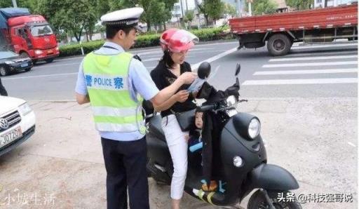电动车带头盔OK，可停车后怎么保管？挂车上怕偷，拿在手里麻烦？