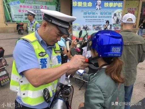 电动车带头盔OK，可停车后怎么保管？挂车上怕偷，拿在手里麻烦？