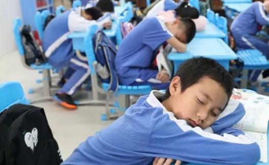 午睡趴著睡覺流口水是怎么回事 午睡是趴在桌子上還是躺著睡好