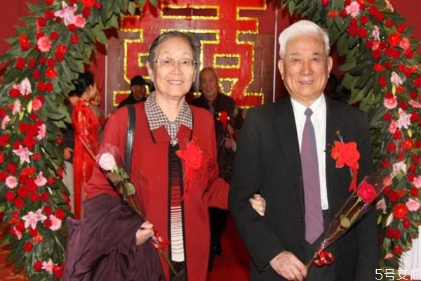 金婚夫妻坦诚分享 结婚多久是金婚