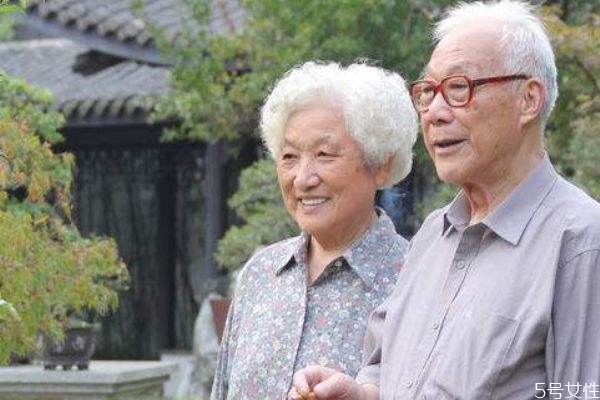 金婚夫妻坦诚分享 结婚多久是金婚
