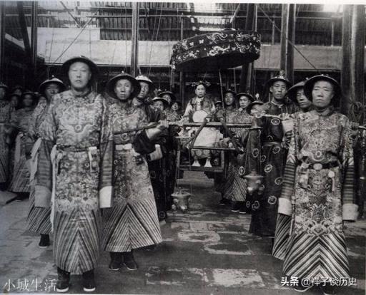 为何古代太监手里要拿个带毛毛的棍子?