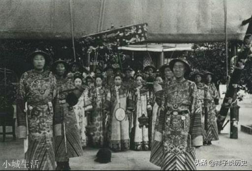 为何古代太监手里要拿个带毛毛的棍子?