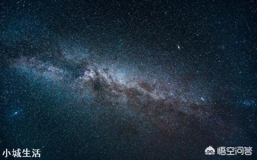 我拿着手电筒站在山顶上,朝天空打开,发出的光要多久才能穿过银河系呢?
