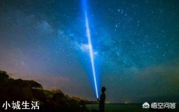 我拿着手电筒站在山顶上,朝天空打开,发出的光要多久才能穿过银河系呢?
