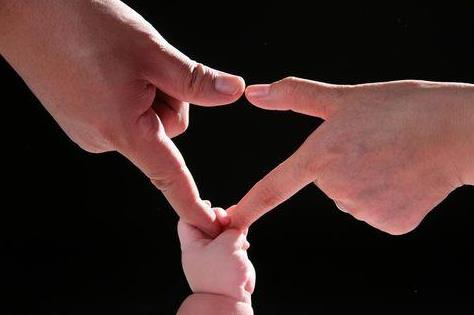 婴儿吐奶会导致肺炎吗?婴儿溢奶有血是怎么回事?
