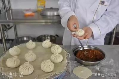 早餐包子店一元一个的肉包子是用什么样子的肉做的馅？