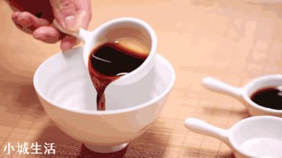 有些农民打农药的时候，往往在药桶里面加一点醋，加醋有什么用呢？