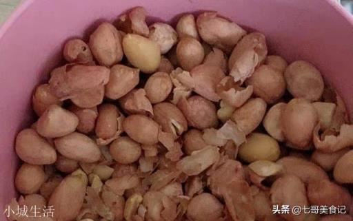 10斤生花生米可榨4斤油，水煮花生米没油，问:煮熟的花生米油哪儿去啦？