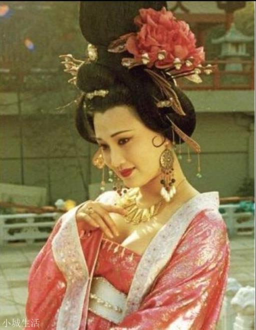 楊貴妃的腰，你覺(jué)得屬于哪一種：1,胖如同水桶；2:束腰型？