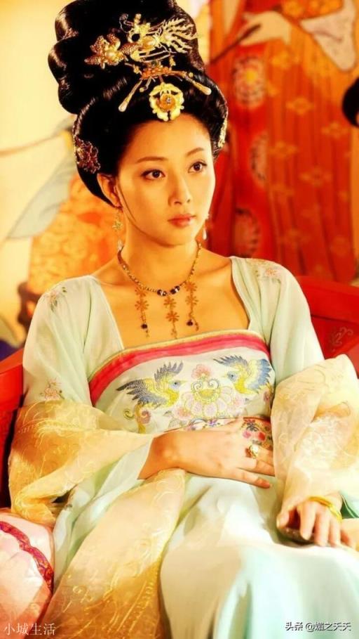 楊貴妃的腰，你覺(jué)得屬于哪一種：1,胖如同水桶；2:束腰型？