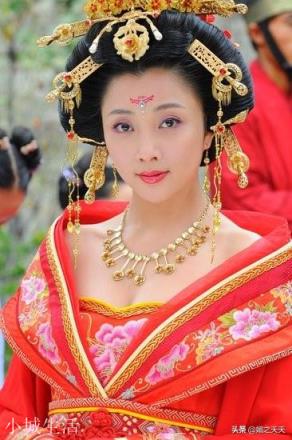 楊貴妃的腰，你覺(jué)得屬于哪一種：1,胖如同水桶；2:束腰型？