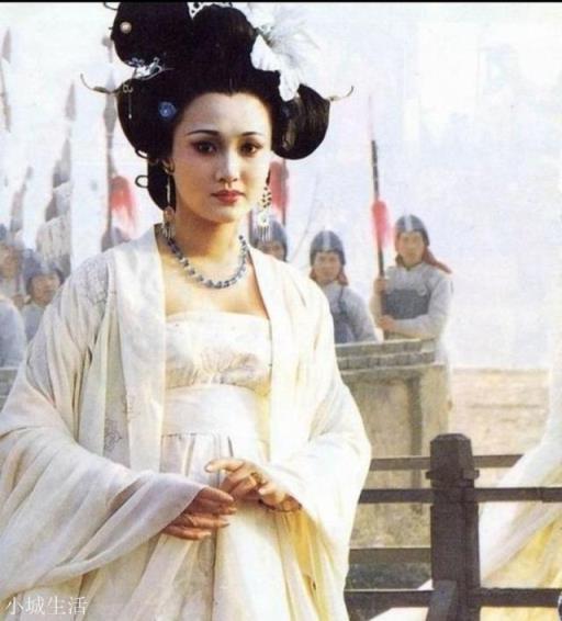 楊貴妃的腰，你覺(jué)得屬于哪一種：1,胖如同水桶；2:束腰型？