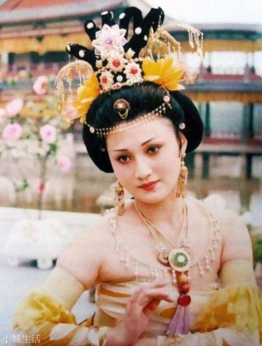 楊貴妃的腰，你覺(jué)得屬于哪一種：1,胖如同水桶；2:束腰型？