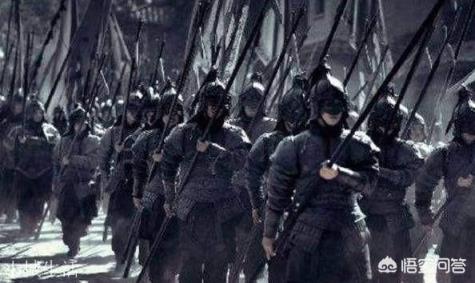 古时候打仗，第一排的士兵为何不怕当炮灰送死？