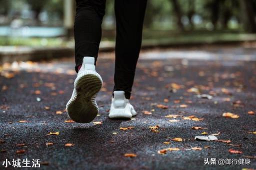 每天坚持快走比跑步好吗?