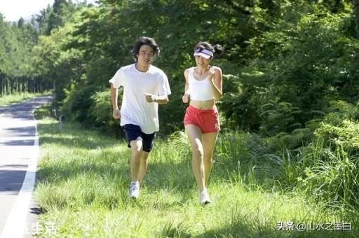 每天坚持快走比跑步好吗?