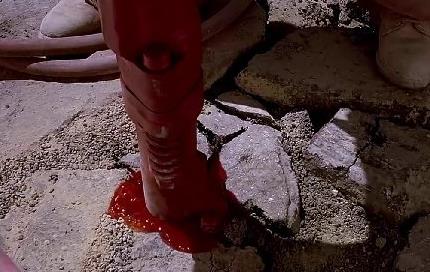 工人修公路鉆出一灘血 竄出一個龐然大物，嚇到工人