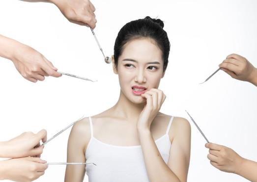 拔牙后咬棉球是轻轻咬还是重点咬?拔牙咬着棉球可以吐口水吗
