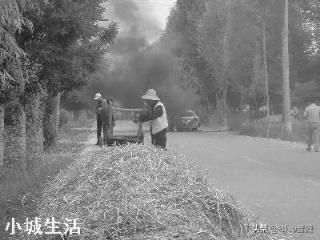 农民在乡村道路晒粮被外地重行车车辆碾碎麦。村民有权挡车辆吗？