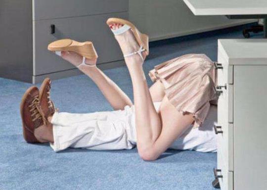 怎么和小三谈话显出自己的气势？如何看待公司里已婚男女搞暧昧关系
