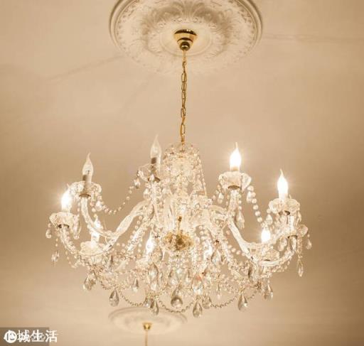 总功率60w的led10头吊灯能安装10个7w的led灯泡吗?