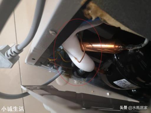 冰箱后边总是结冰，滴水。怎么回事？