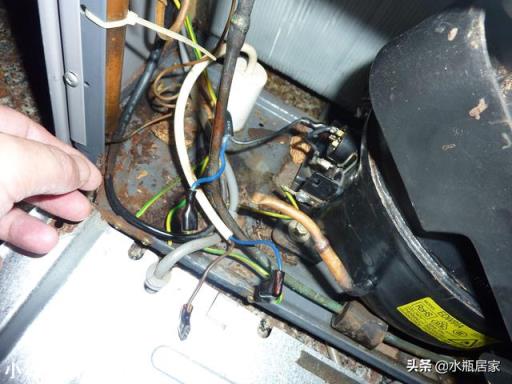 冰箱后边总是结冰，滴水。怎么回事？