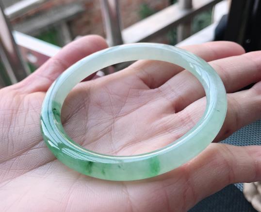 翡翠玉怎么辨别好坏?翡翠手镯有棉絮怎么养才能透?