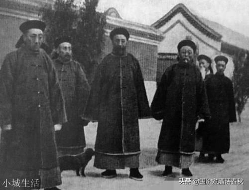 慈禧当年和光绪皇帝西逃的时候，他们大概带了多少人？一路上都吃什么，住在哪里？