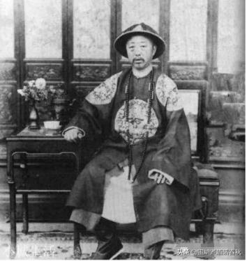 慈禧当年和光绪皇帝西逃的时候，他们大概带了多少人？一路上都吃什么，住在哪里？