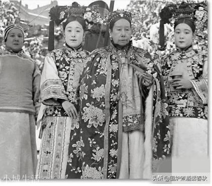 慈禧当年和光绪皇帝西逃的时候，他们大概带了多少人？一路上都吃什么，住在哪里？