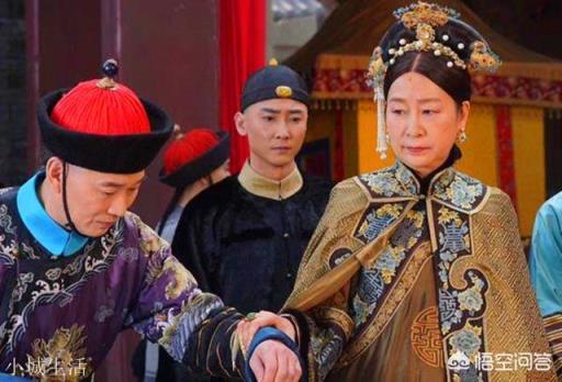 慈禧当年和光绪皇帝西逃的时候，他们大概带了多少人？一路上都吃什么，住在哪里？