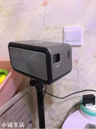 客厅装修用投影仪替代电视机怎么样？