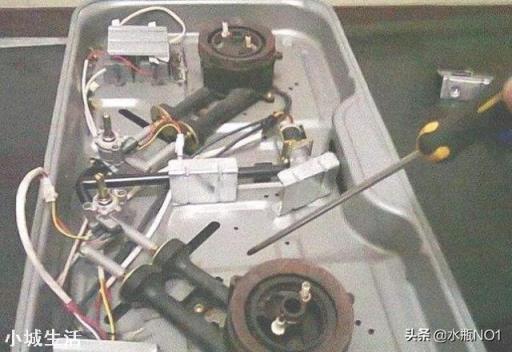 谁知道燃气灶下面的这两个小洞有什么用？