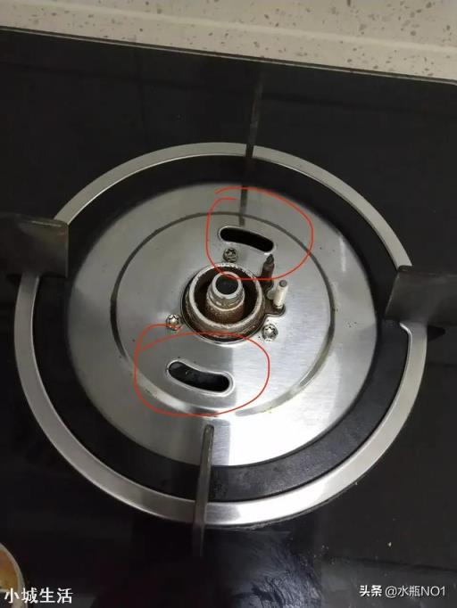 谁知道燃气灶下面的这两个小洞有什么用？