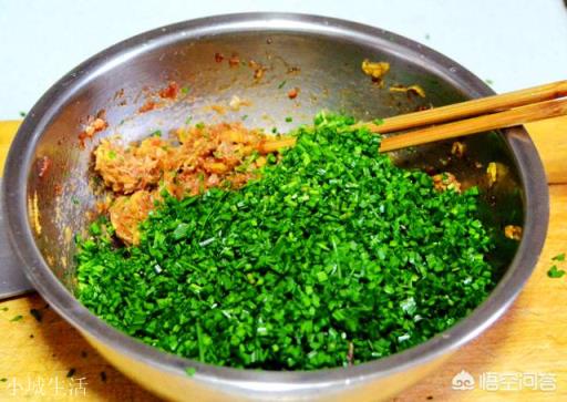 韭菜猪肉包子中韭菜是怎么保持翠绿的?