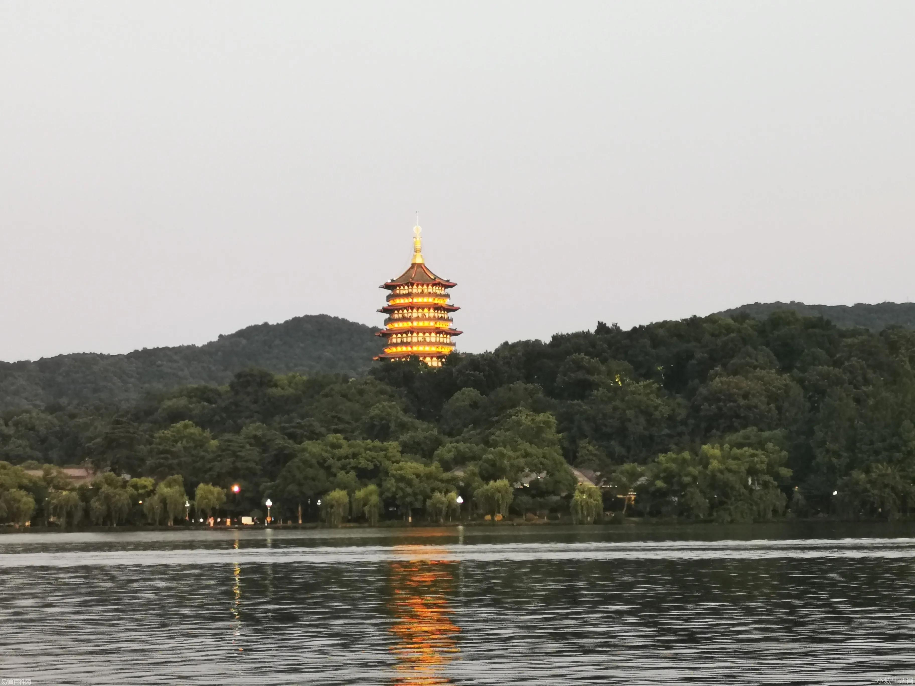 毕竟西湖六月中的毕竟是什么意思(毕竟西湖六月中的毕竟的网络用语是什么梗)