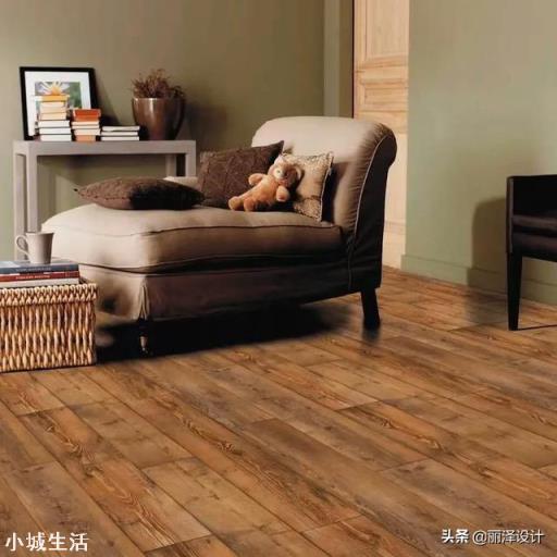 白墙浅色地砖显得屋里比较冷,铺地毯又怕积灰,请大家给个建议?