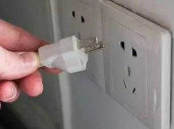 丁向陽解析:驚!插頭中間的洞竟是用來做這？生活小常識