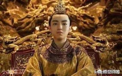 北宋刘娥敢身穿龙袍为何不效仿武则天称帝?她对北宋贡献有多大?
